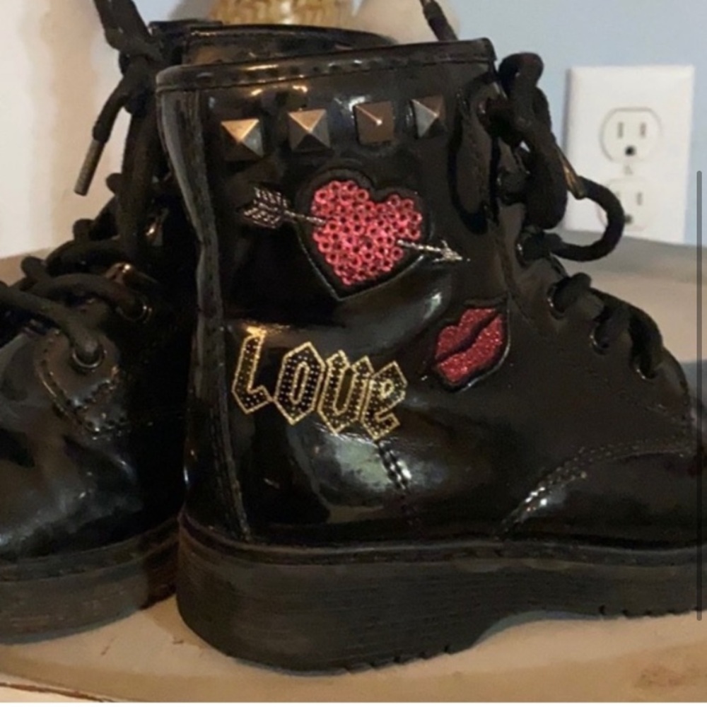 Children’s Place black boots. Size 6 - Picture 3 of 3